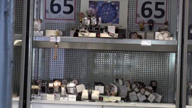 Küçükçekmece'de hırsızlar saat dükkanını soydular