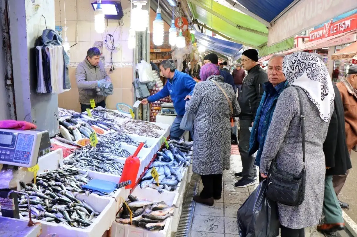 Maaşını alan emekliler balıkçılara koştu