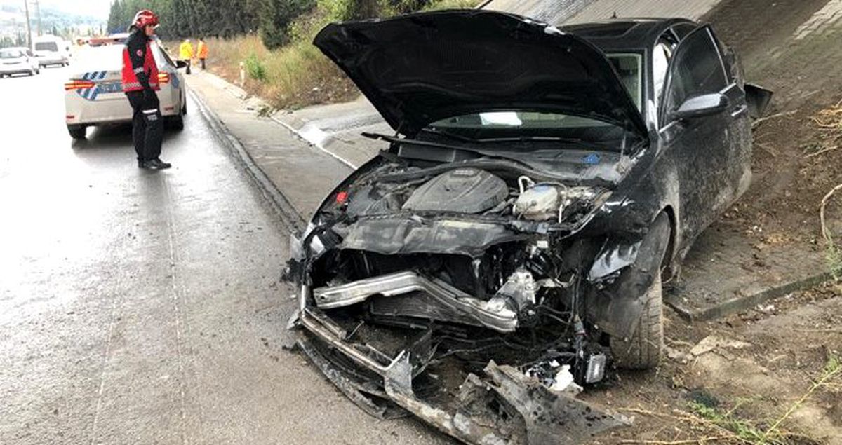 Yerli otomobilin tanıtım programının yolunda, AK Parti Genel Başkan Yardımcısı'nın makam aracı kaza yaptı: 4 yaralı