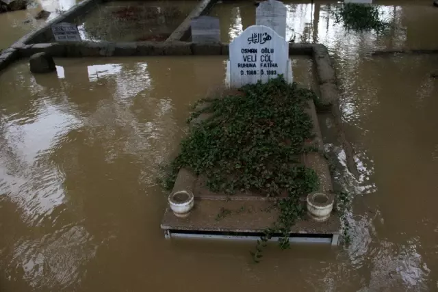 Mezarlık sular altında kaldı