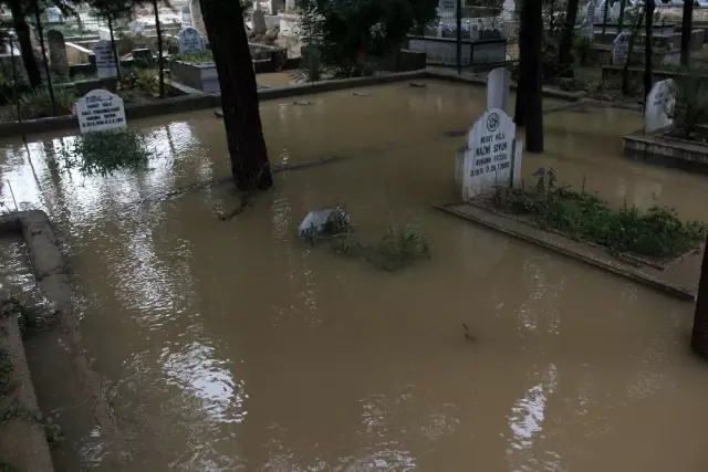 Mezarlık sular altında kaldı