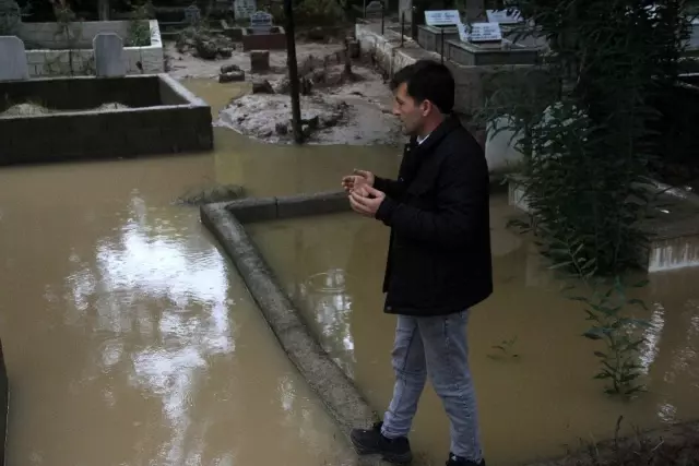 Mezarlık sular altında kaldı