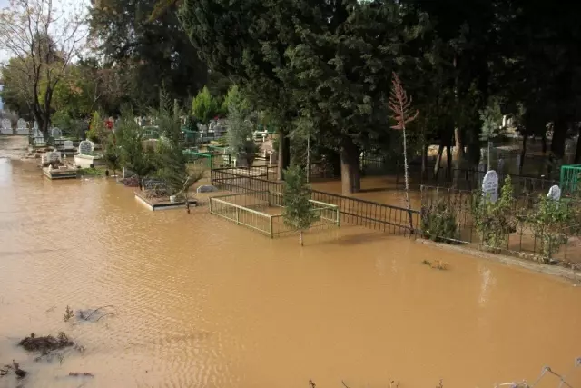 Mezarlık sular altında kaldı