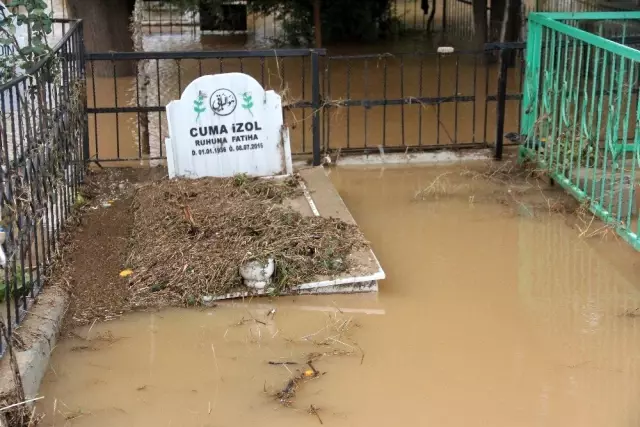 Mezarlık sular altında kaldı