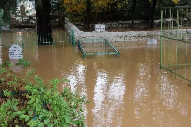 Mezarlık sular altında kaldı