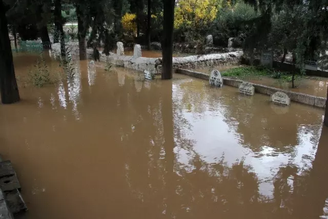 Mezarlık sular altında kaldı