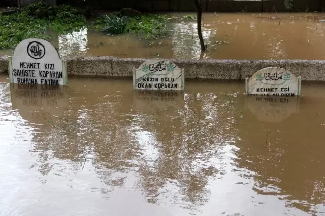 Mezarlık sular altında kaldı