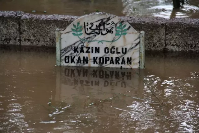 Mezarlık sular altında kaldı