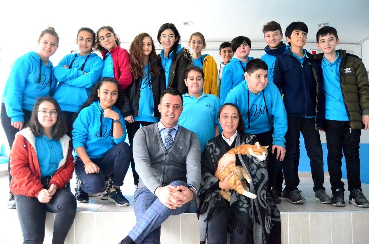 Okulun 373 numaralı öğrencisi kedi 'Paşa'