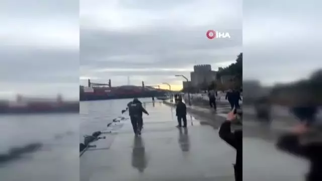 Rumeli Hisarı açıklarında bir yük gemisi kıyıya çarptı Rumeli Hisarı açıklarında bir yük gemisi kıyıya çarptı