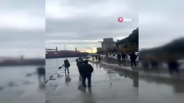 Rumeli Hisarı açıklarında bir yük gemisi kıyıya çarptı Rumeli Hisarı açıklarında bir yük gemisi kıyıya çarptı