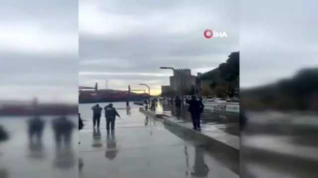 Rumeli Hisarı açıklarında bir yük gemisi kıyıya çarptı Rumeli Hisarı açıklarında bir yük gemisi kıyıya çarptı