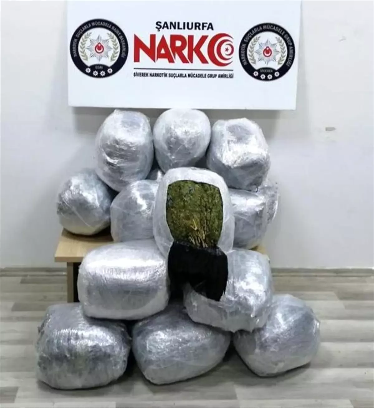 Şanlıurfa'da 'dur' ihtarına uymayan araçta 72 kilo 169 gram esrar ele geçirildi