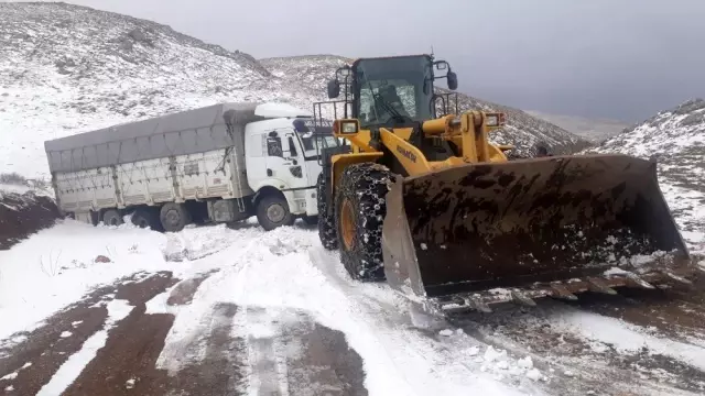 Siirt'te 18 köy yolu ulaşıma açıldı, mahsur kalan araçlar kurtarıldı