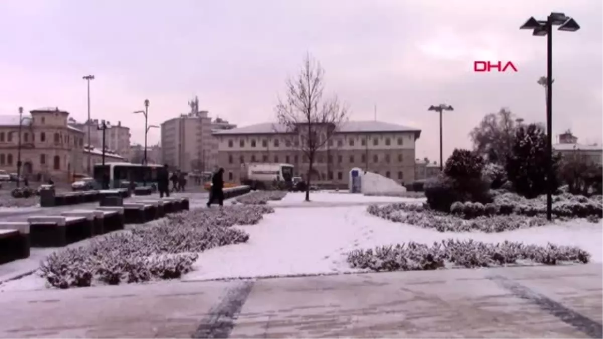 Sivas'ta 61 köy yolu kardan kapandı