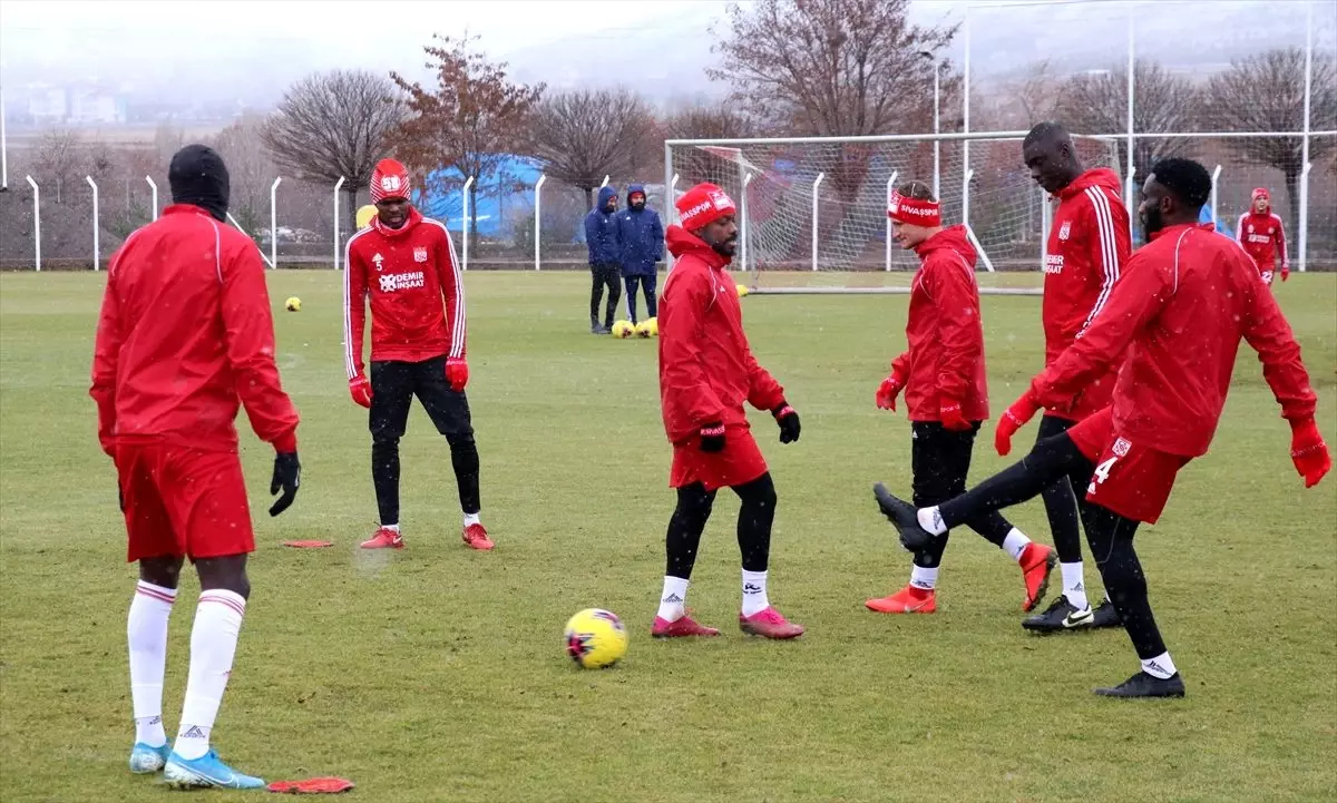 Sivasspor Teknik Direktörü Rıza Çalımbay: 'Tek hedefimiz Göztepe maçını kazanmak'