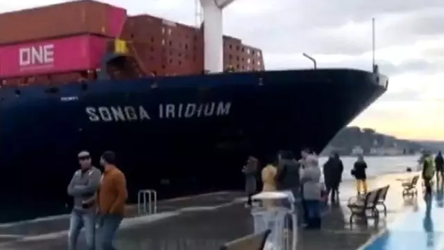 İstanbul Boğazı'nda yük gemisi karaya oturdu İstanbul Boğazı'nda yük gemisi karaya oturdu