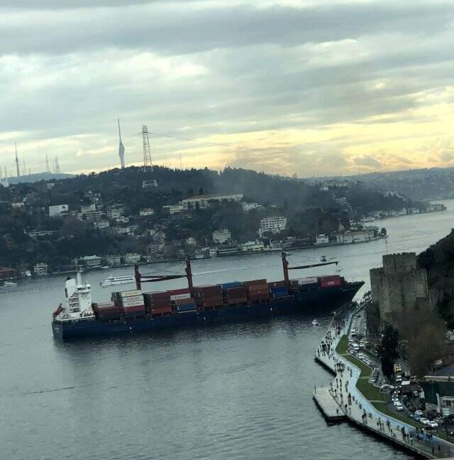 Son dakika: İstanbul Boğazı'nda yük gemisi karaya oturdu