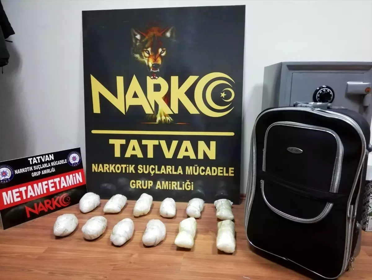 Vücuduna sarılı 2 kilograma yakın uyuşturucuyla yakalanan zanlı ile eşi tutuklandı