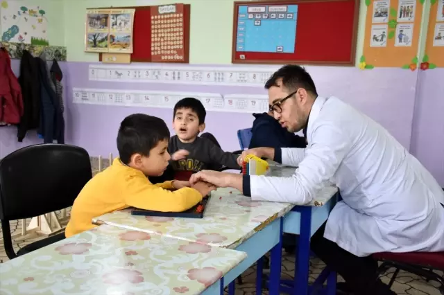Arkadaşından etkilenip görme engelli öğrencilere 'ışık' oldu Arkadaşından etkilenip görme engelli öğrencilere 'ışık' oldu