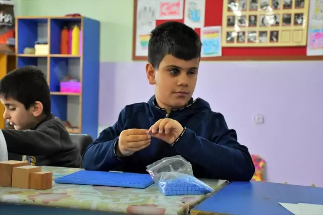 Arkadaşından etkilenip görme engelli öğrencilere 'ışık' oldu Arkadaşından etkilenip görme engelli öğrencilere 'ışık' oldu