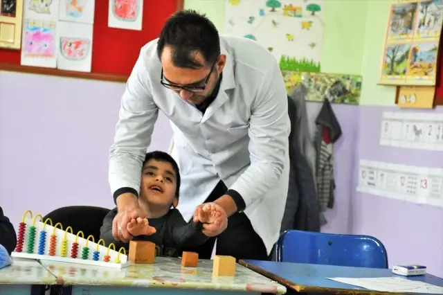 Arkadaşından etkilenip görme engelli öğrencilere 'ışık' oldu Arkadaşından etkilenip görme engelli öğrencilere 'ışık' oldu