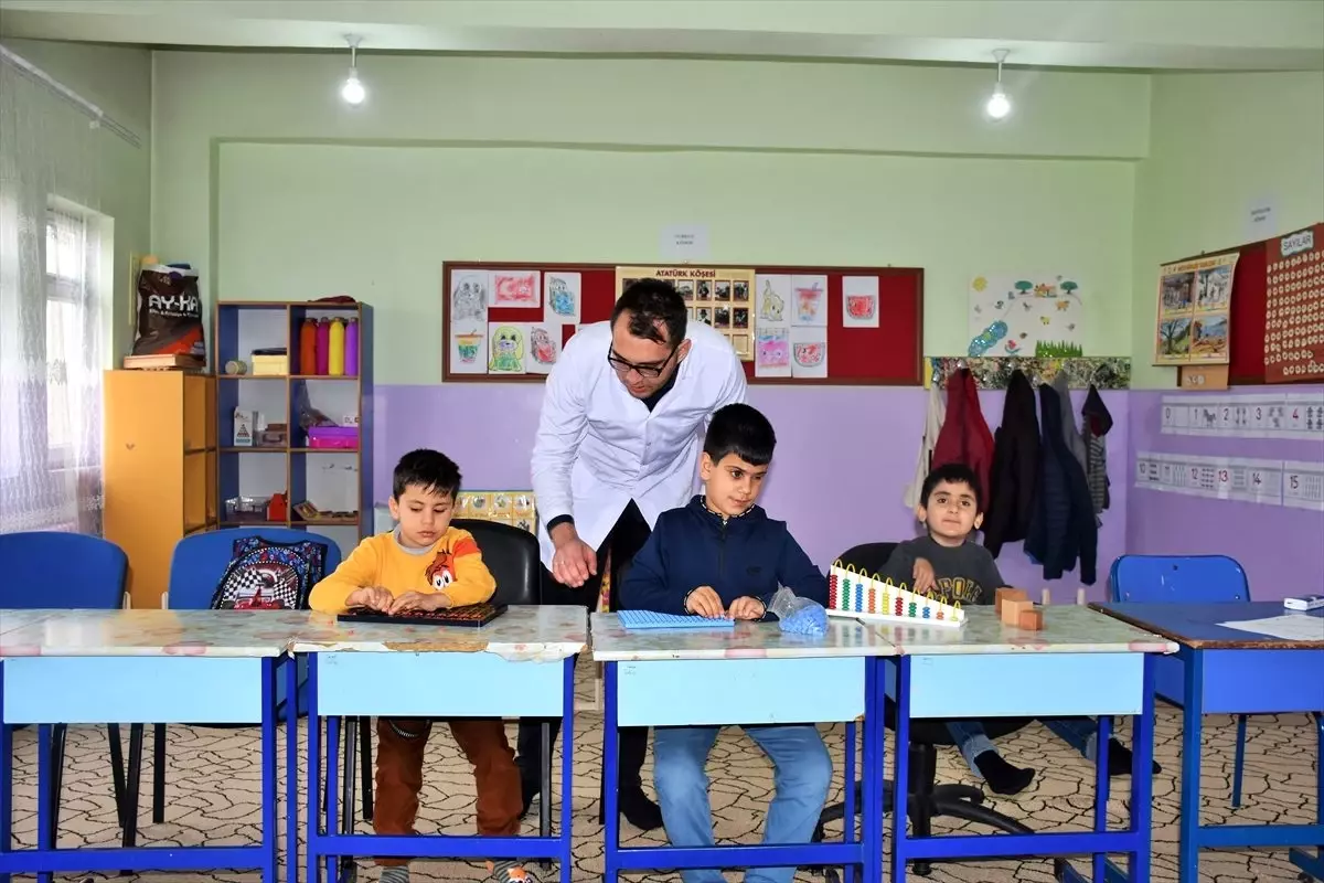 Arkadaşından etkilenip görme engelli öğrencilere 'ışık' oldu