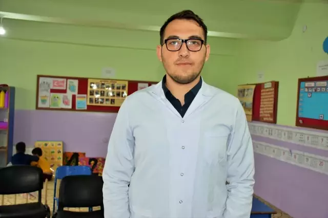 Arkadaşından etkilenip görme engelli öğrencilere 'ışık' oldu Arkadaşından etkilenip görme engelli öğrencilere 'ışık' oldu
