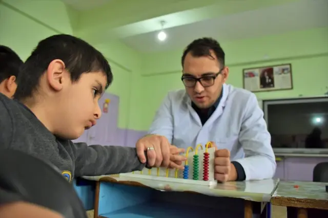 Arkadaşından etkilenip görme engelli öğrencilere 'ışık' oldu Arkadaşından etkilenip görme engelli öğrencilere 'ışık' oldu