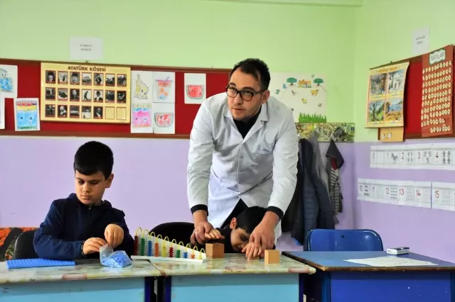 Arkadaşından etkilenip görme engelli öğrencilere 'ışık' oldu Arkadaşından etkilenip görme engelli öğrencilere 'ışık' oldu