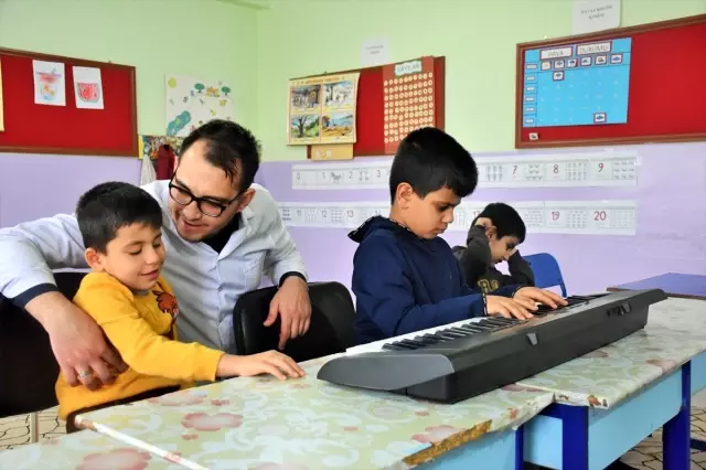 Arkadaşından etkilenip görme engelli öğrencilere 'ışık' oldu Arkadaşından etkilenip görme engelli öğrencilere 'ışık' oldu