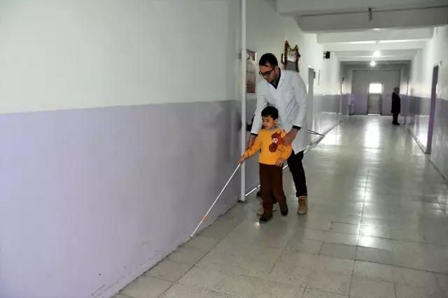 Arkadaşından etkilenip görme engelli öğrencilere 'ışık' oldu Arkadaşından etkilenip görme engelli öğrencilere 'ışık' oldu