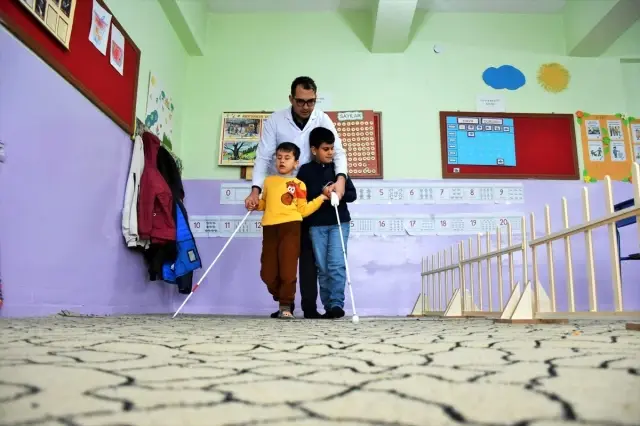 Arkadaşından etkilenip görme engelli öğrencilere 'ışık' oldu Arkadaşından etkilenip görme engelli öğrencilere 'ışık' oldu