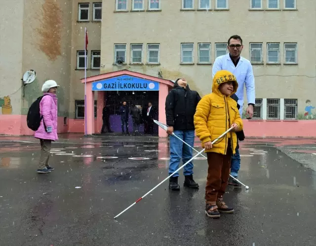 Arkadaşından etkilenip görme engelli öğrencilere 'ışık' oldu Arkadaşından etkilenip görme engelli öğrencilere 'ışık' oldu