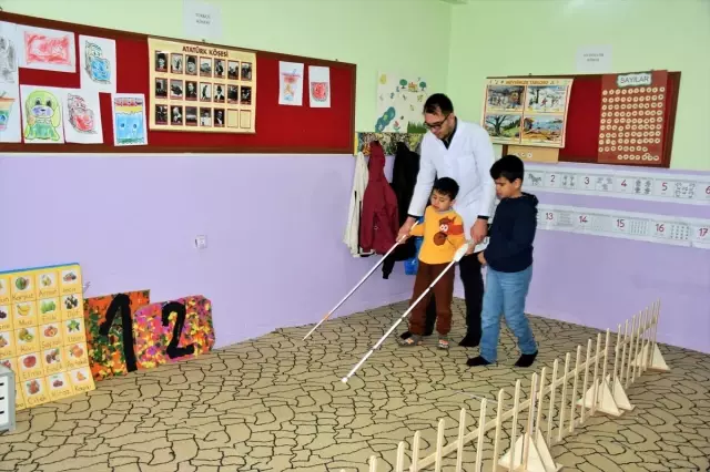 Arkadaşından etkilenip görme engelli öğrencilere 'ışık' oldu Arkadaşından etkilenip görme engelli öğrencilere 'ışık' oldu