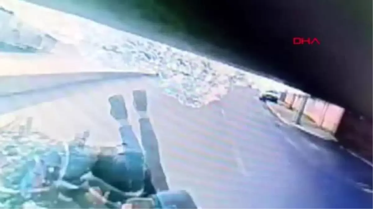 Arnavutköy'de motosiklet kazası kamerada