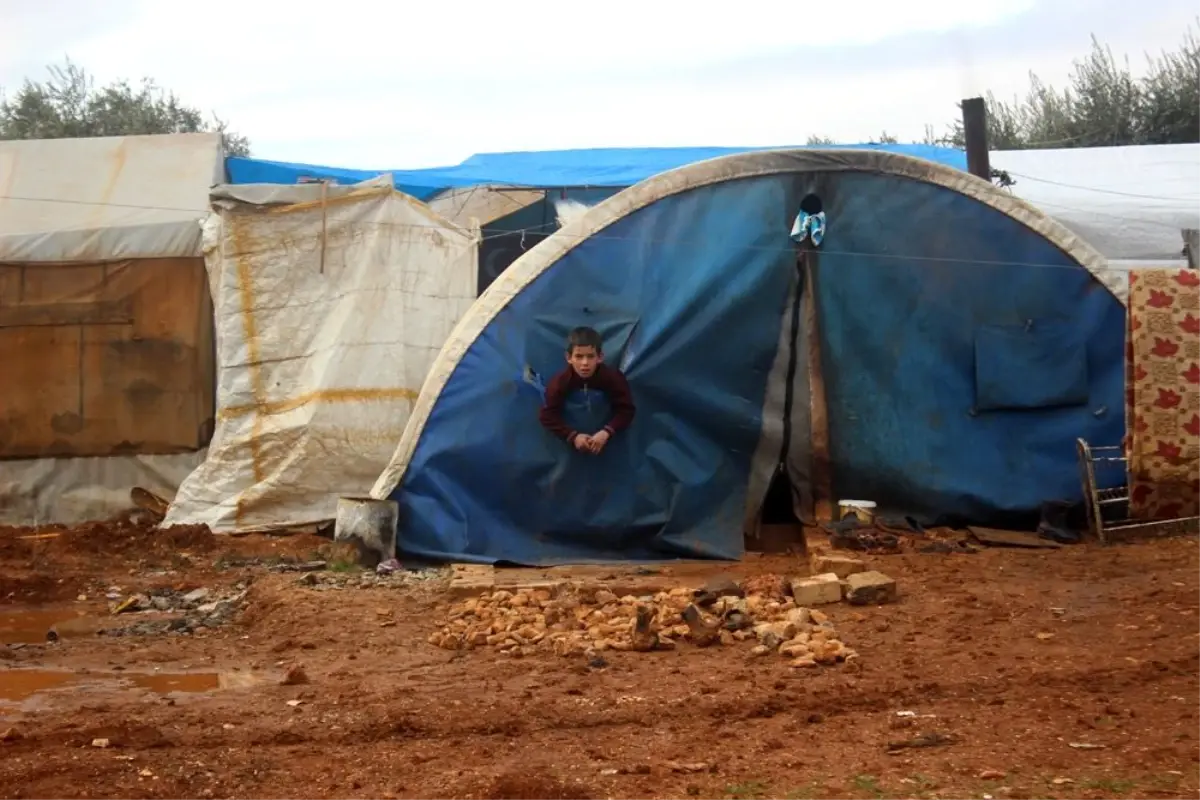 Azez'deki kamplar çamur içinde