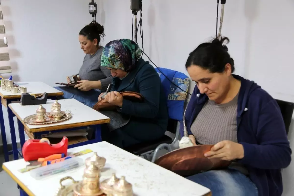 Bakır, kadınların elinden sanata dönüşüyor