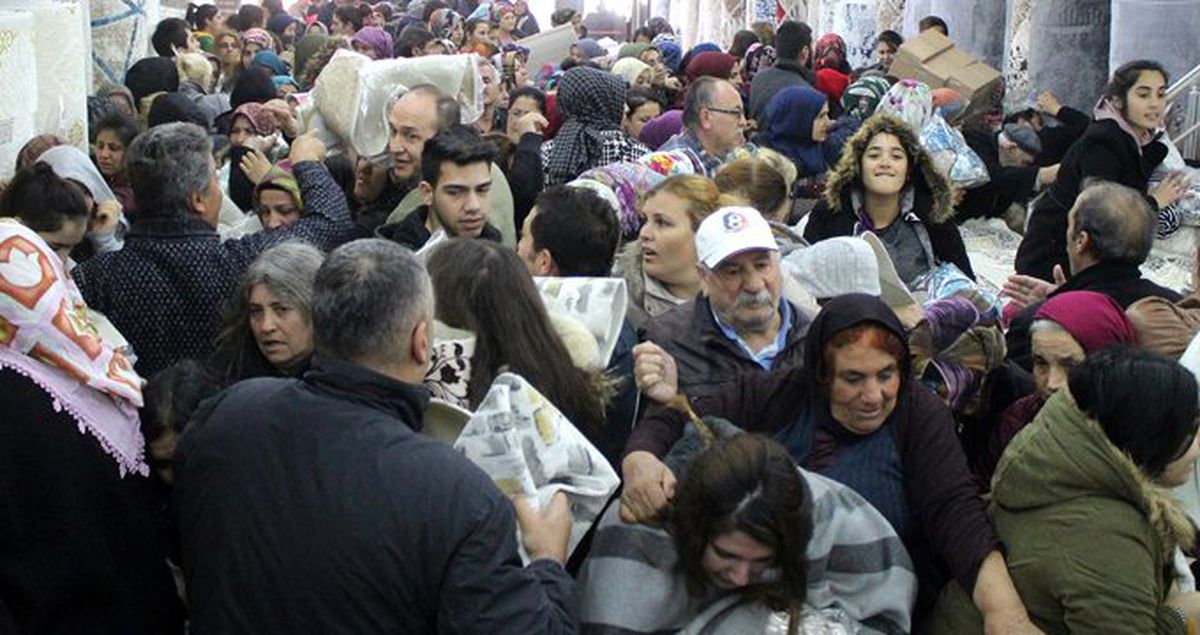 Bedava halı ve paspas için birbirlerini ezdiler