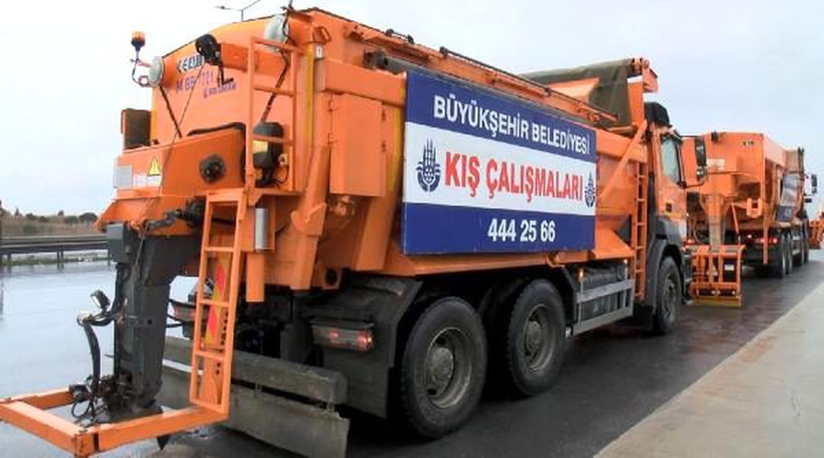 Meteoroloji'nin kar uyarısı İstanbul'da belediye ekiplerini harekete geçirdi