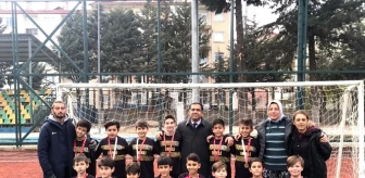 Isparta Halıkent Ortaokullu minikler futbolda şampiyon oldu