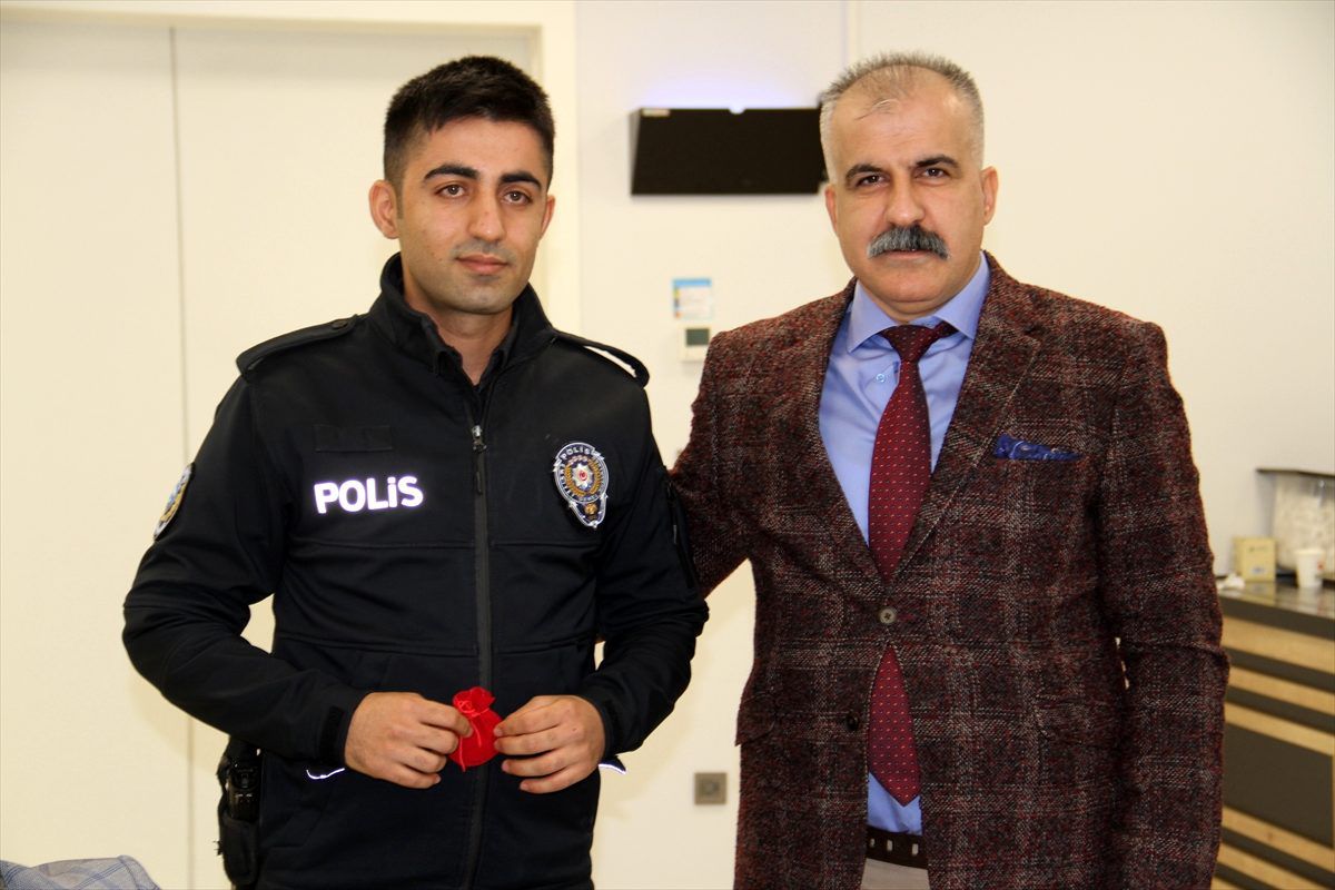 İstanbul Havalimanı'nda sigarayı bırakan polisler altınla ödüllendirildi
