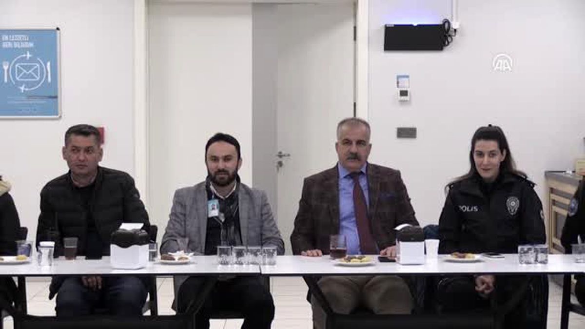 İstanbul Havalimanı'nda sigarayı bırakan polisler altınla ödüllendirildi