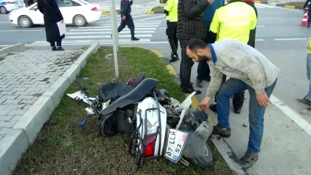 Kasksız motosiklet sürücüsünün kırmızı ışık ihlali ölümle sonuçlandı