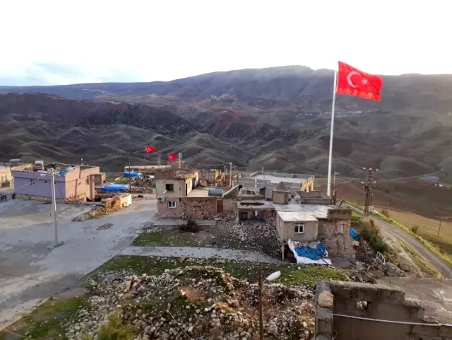 1994'te teröristlerin saldırdığı köyde dev Türk bayrağı dalgalanıyor 1994'te teröristlerin saldırdığı köyde dev Türk bayrağı dalgalanıyor