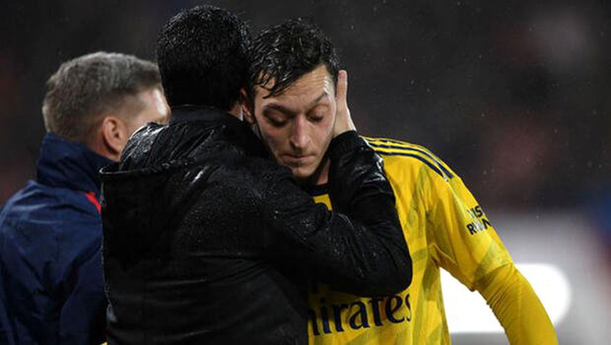 Çin'deki spiker, top Mesut Özil'e geldiğinde adını anons etmedi