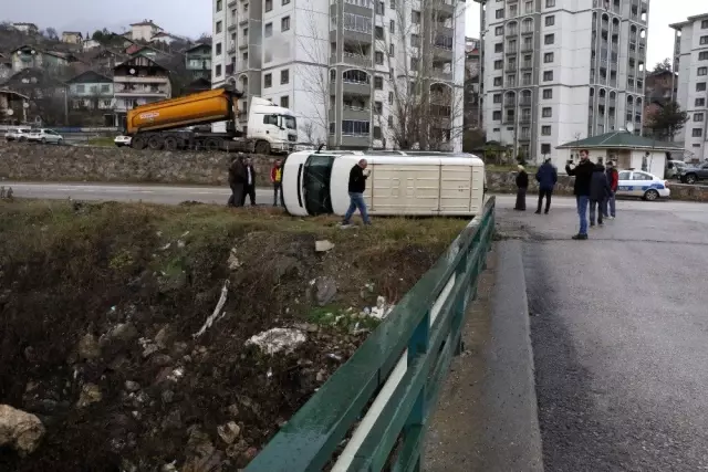 Minibüs ırmağa uçmaktan son anda kurtuldu Minibüs ırmağa uçmaktan son anda kurtuldu
