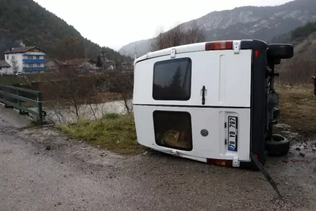 Minibüs ırmağa uçmaktan son anda kurtuldu Minibüs ırmağa uçmaktan son anda kurtuldu