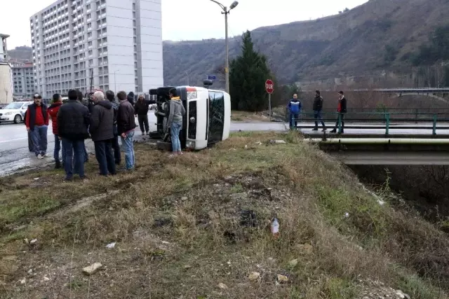 Minibüs ırmağa uçmaktan son anda kurtuldu Minibüs ırmağa uçmaktan son anda kurtuldu