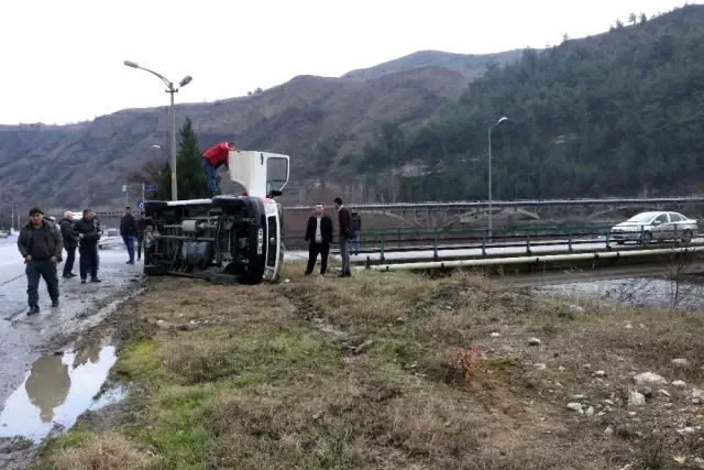 Minibüs ırmağa uçmaktan son anda kurtuldu Minibüs ırmağa uçmaktan son anda kurtuldu
